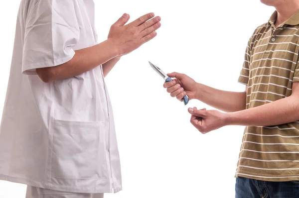 Acercamiento del hombre, sosteniendo un cuchillo en sus manos, amenazando a un doctor — Foto de Stock