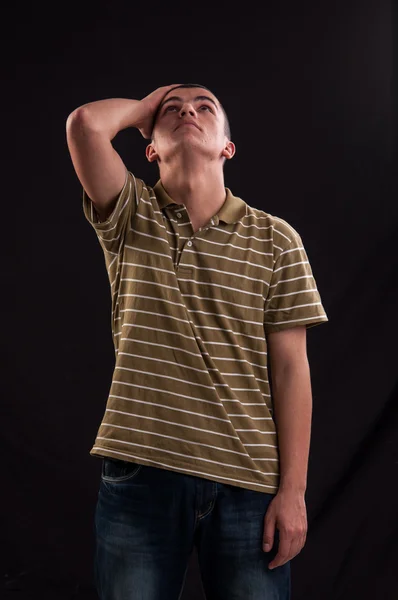 Ragazzo adolescente serio e premuroso con mano sulla testa — Foto Stock