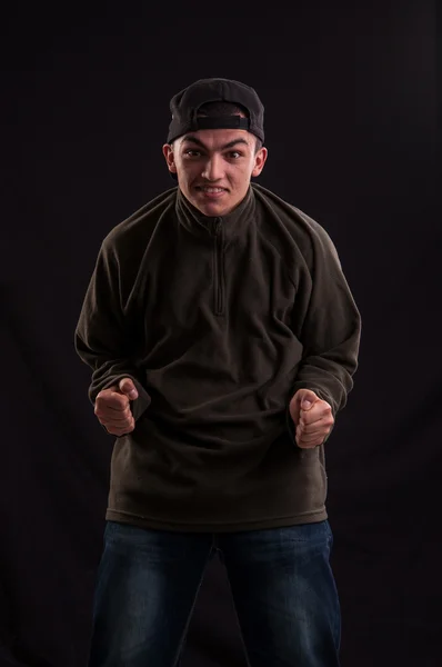 Fånig tonåring bär trendiga mössa, med ett roligt uttryck på Hej — Stockfoto