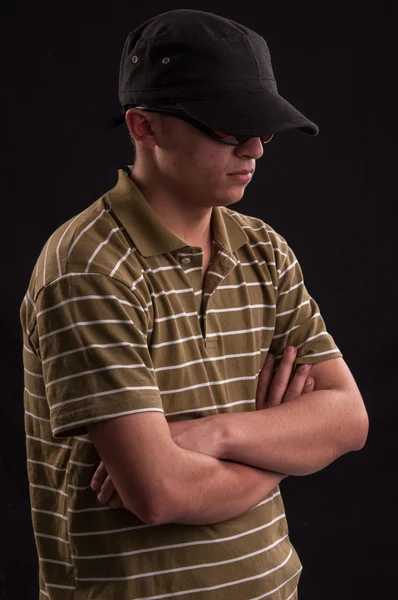 Serio joven caucásico hombre con gafas de sol y sombrero de béisbol, lo —  Fotos de Stock