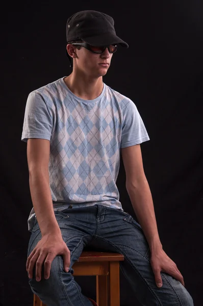 Serio joven caucásico hombre con gafas de sol y sombrero de béisbol, si —  Fotos de Stock