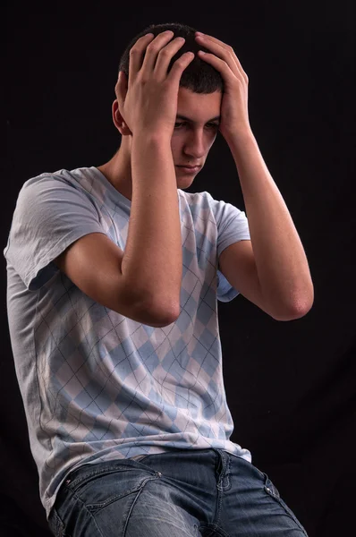 Aufgebrachte Teenager mit dem Kopf in den Händen, die vor Stress, Qual — Stockfoto