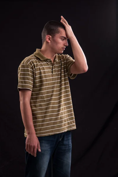 Myslitel a smutné teenager s rukou na hlavě, snaží se přijít na — Stock fotografie