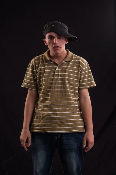 Stupido adolescente con un cappello alla moda, con un'espressione divertente su hi — Foto Stock