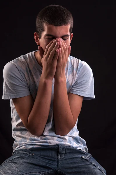 Müder Teenager gähnt und dehnt sich, ist launisch — Stockfoto