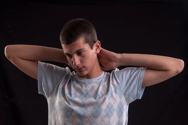 Adolescente cansado bocejando e alongamento, é mal-humorado — Fotografia de Stock