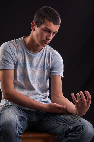 концепция боли, подросток держит его за руку
