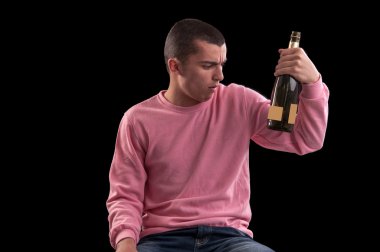 alkol, isteyen genç adam cam alkol konsantrasyon üzerinde okuyun