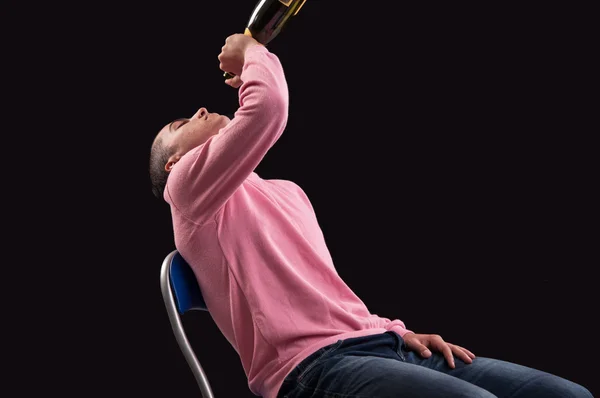 Mladý muž pití alkoholu — Stock fotografie