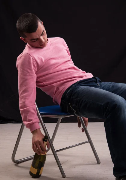 Fiatal férfi, aki ivott bort, elaludt a szék — Stock Fotó