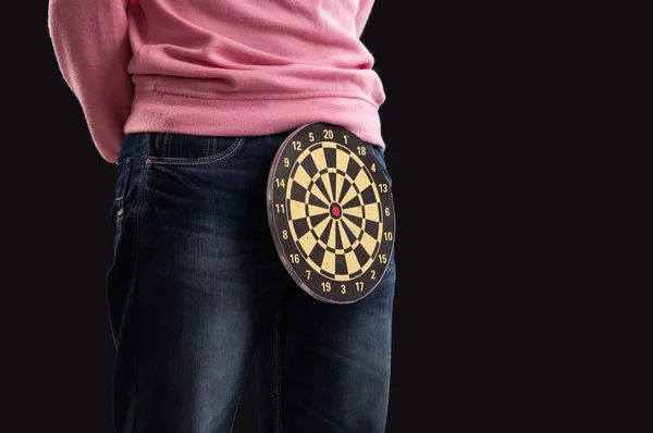 Tiener houden een dartsboard met zijn handen — Stockfoto