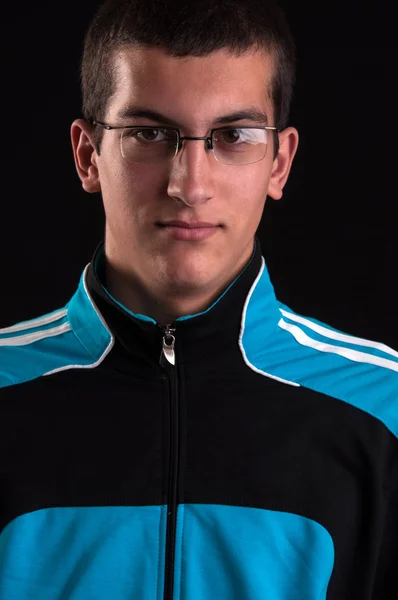 Porträt eines trendigen jungen Mannes mit Brille — Stockfoto