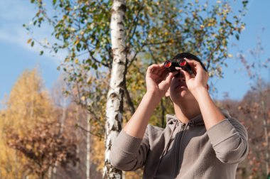 genç adam yürüyüş sırasında dürbün
