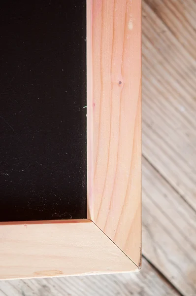 粉笔板与木结构角的 — 图库照片