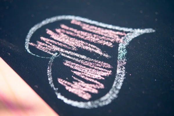 Giz em forma de coração desenhado em chalkboard — Fotografia de Stock