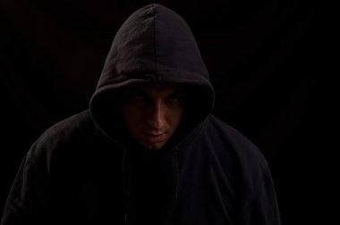 karanlık doğruca sana ani kalp durması ile bakan bir adam portresi