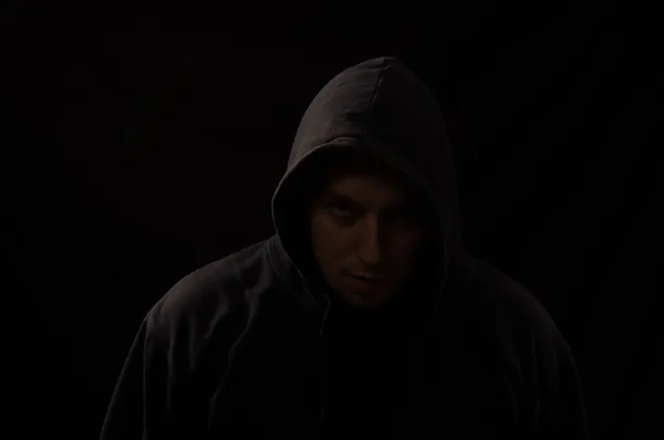 Porträt eines Mannes im Dunkeln, der dich mit einer Sca direkt ansieht — Stockfoto