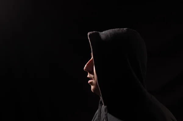 Yüzündeki ışık ile karanlık bir adam portresi — Stok fotoğraf