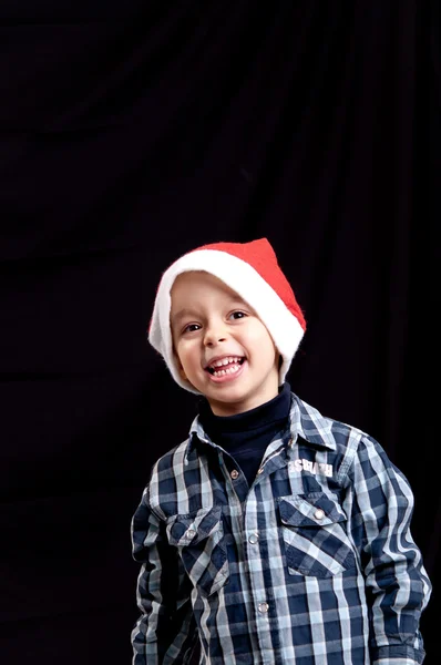 Porträtt av lycklig pojke i jultomten hatt — Stockfoto