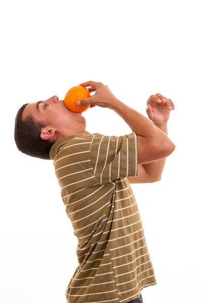 Молодой человек играет с двумя апельсинами — стоковое фото