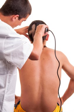 saç kesimi saç makasları ile beyaz bir adam olan adam