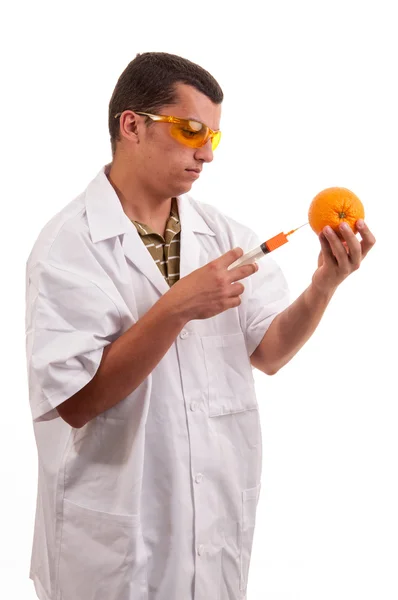 Científico inyectando OGM en naranja, modificación genética de fre — Foto de Stock