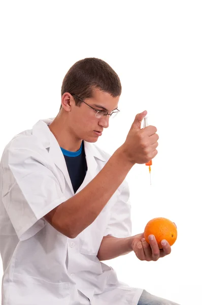 Injeção de toxina em laranja com seringa. Foo geneticamente modificado — Fotografia de Stock