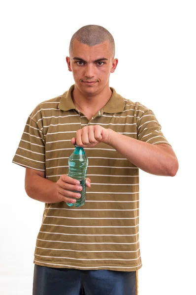 Giovane uomo aprire una bottiglia d'acqua e si prepara a bere — Foto Stock