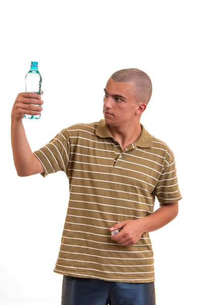 Junger Mann blickt auf eine Wasserflasche auf weißem Hintergrund — Stockfoto