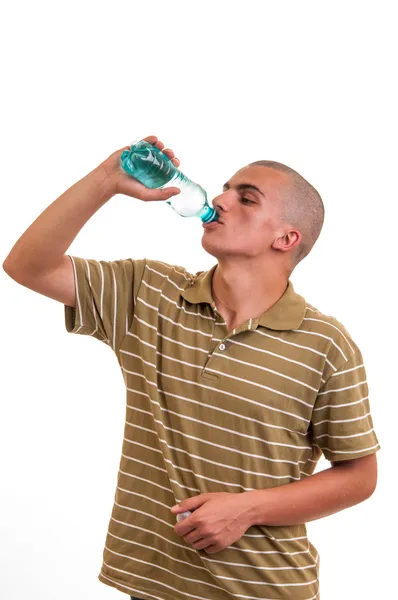 Retrato del joven bebiendo agua dulce de la botella — Foto de Stock