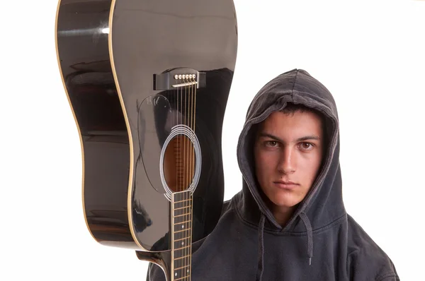 Gros plan d'un jeune musicien avec sa guitare acoustique. Sélectif — Photo