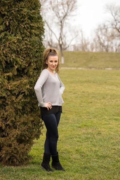 Portret van de jonge mooie lachende vrouw buitenshuis, genieten van — Stockfoto