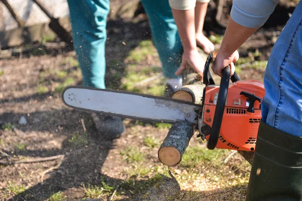 Taglialegna che lavora con motosega, tagliando il legno. Focus selettivo — Foto Stock