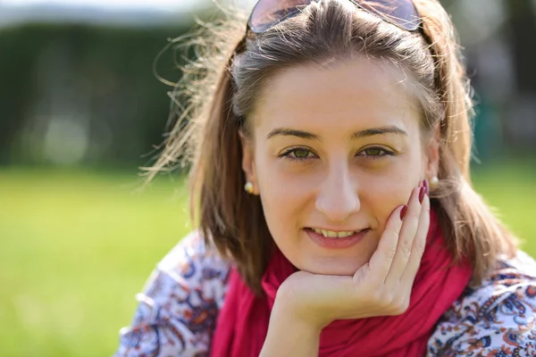 Portrait of brunette girl on sunny spring or summer day in park — Stock Photo, Image