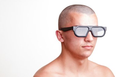 3d gözlük takan ciddi genç adam portresi 