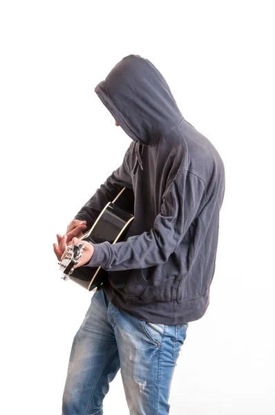 Adolescente triste com capuz tocando guitarra acústica — Fotografia de Stock