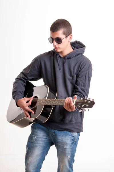 Image de l'adolescent en vêtements noirs, sweat à capuche et lunettes de soleil qui est — Photo