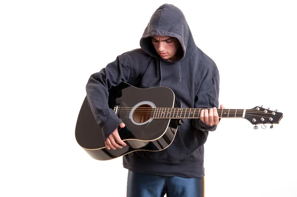 十几岁的男孩与多感觉的声学吉他 — 图库照片