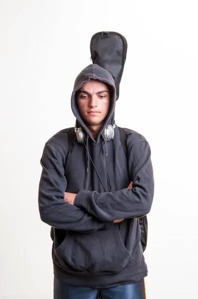 Afbeelding van tiener in zwarte kleding en hoodie met hoofdtelefoon is — Stockfoto