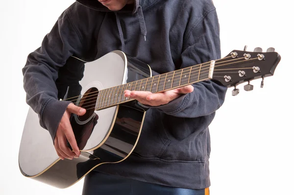Закройте руки и научитесь играть на акустической гитаре — стоковое фото