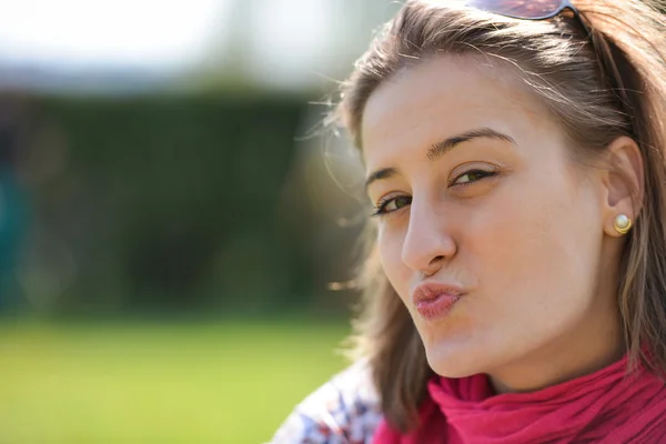 Schönes lächelndes Mädchen schickt dir einen Kuss — Stockfoto