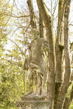 Eski kırık heykel, mimari tasarım öğesi