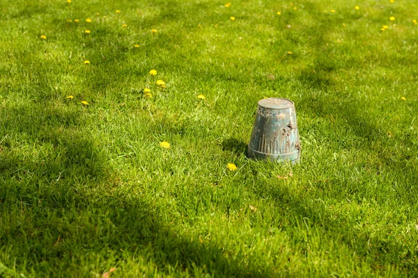 Frühjahrsgartenarbeit - umgekippter Topf im Gras, Copyspac — Stockfoto