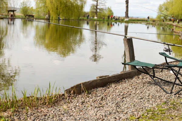 Stuhl mit Angelzubehör am Ufer des Sees — Stockfoto