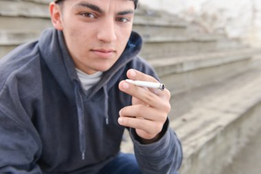Genç çocuk duman sigara açık. Gençler w kavramı