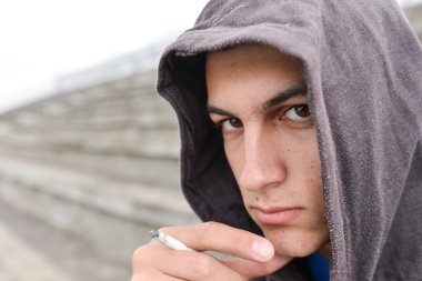 Genç siyah hoodie ile Sigara İçilmeyen açık çocuktur. Bak