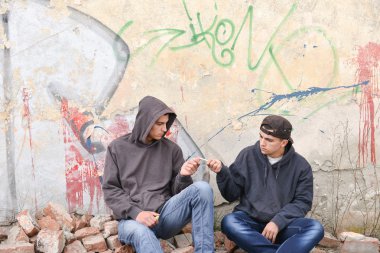İki sokak holiganlar veya bir grafiti ağrı karşı ayakta rapçiler