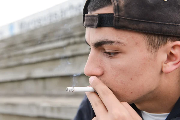 Tizenéves fiú cigaretta a dohányzás szabadtéri. Fogalma a fiatalok w — Stock Fotó