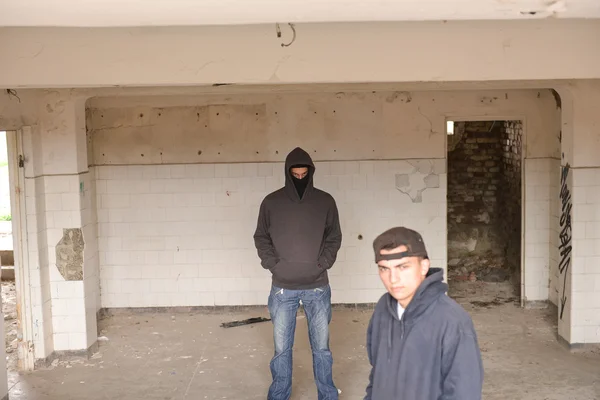 Two street hooligans or rappers standing in a old abandoned buil — Stock Photo, Image