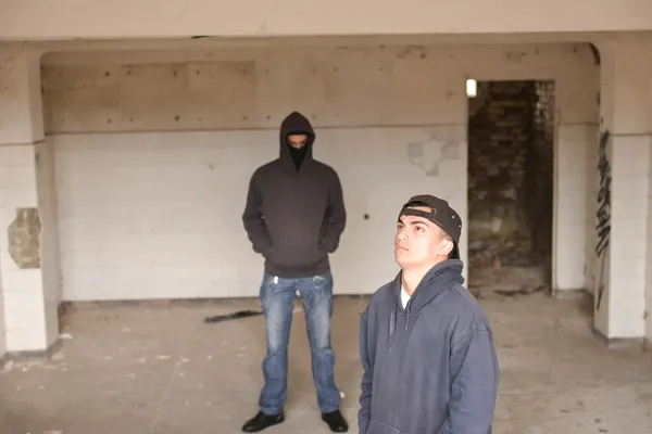 Dua hooligan jalanan atau rapper berdiri di dalam buil tua yang ditinggalkan — Stok Foto